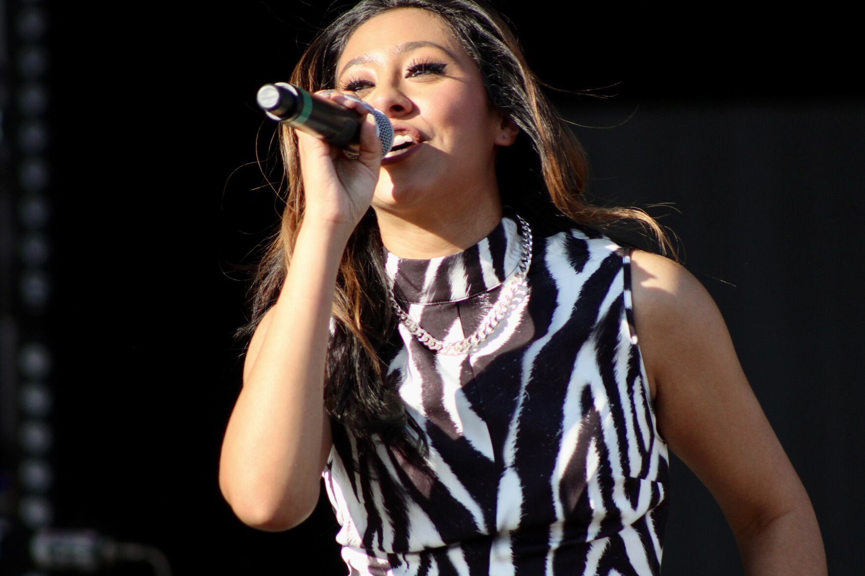 Maddie Rey sings